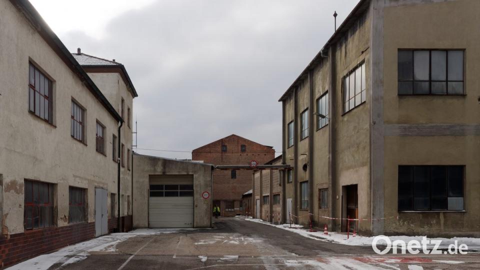 Ein Rundgang mit Werksleiter Michael Bauernfeind und Josef Engelmann durch die stillgelegte Produktionslinie der Tonwerke Schiedel in Wiesau. Bild: tr