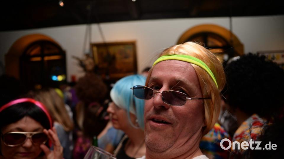 Mit Johnny Gold und DJ Tom durch die Partynacht in Amberg. Der Schlaghosenball brachte auch heuer wieder pure Partystimmung in das Casino Wirtshaus. Bild: brü