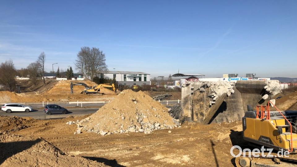 Bei Regensburg wurden zeitgleich zwei Brücken abgerissen. Die Autobahn war rund 20 Stunden gesperrt. Bild: Alexander Auer