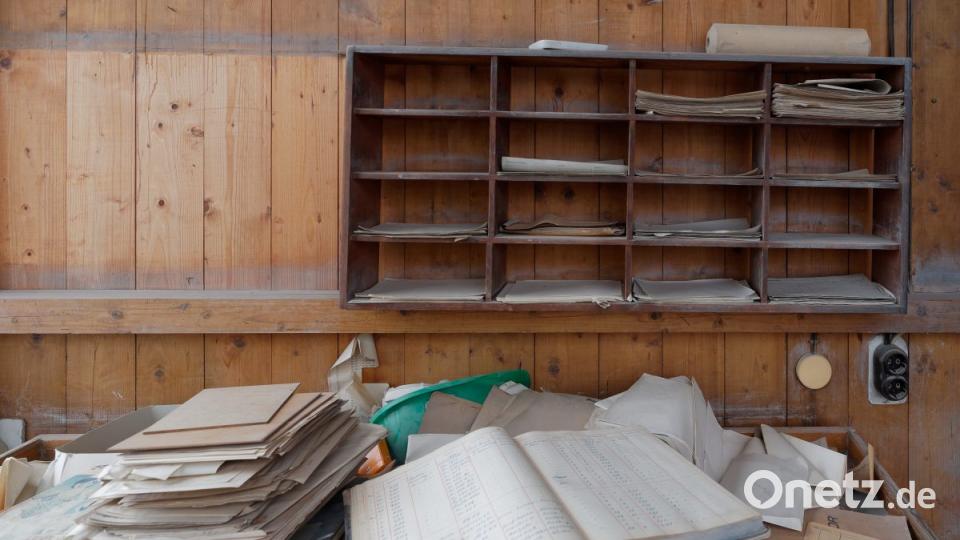 Ein Rundgang mit Werksleiter Michael Bauernfeind und Josef Engelmann durch die stillgelegte Produktionslinie der Tonwerke Schiedel in Wiesau. Bild: tr