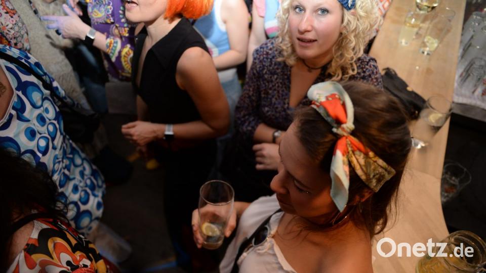 Mit Johnny Gold und DJ Tom durch die Partynacht in Amberg. Der Schlaghosenball brachte auch heuer wieder pure Partystimmung in das Casino Wirtshaus. Bild: brü