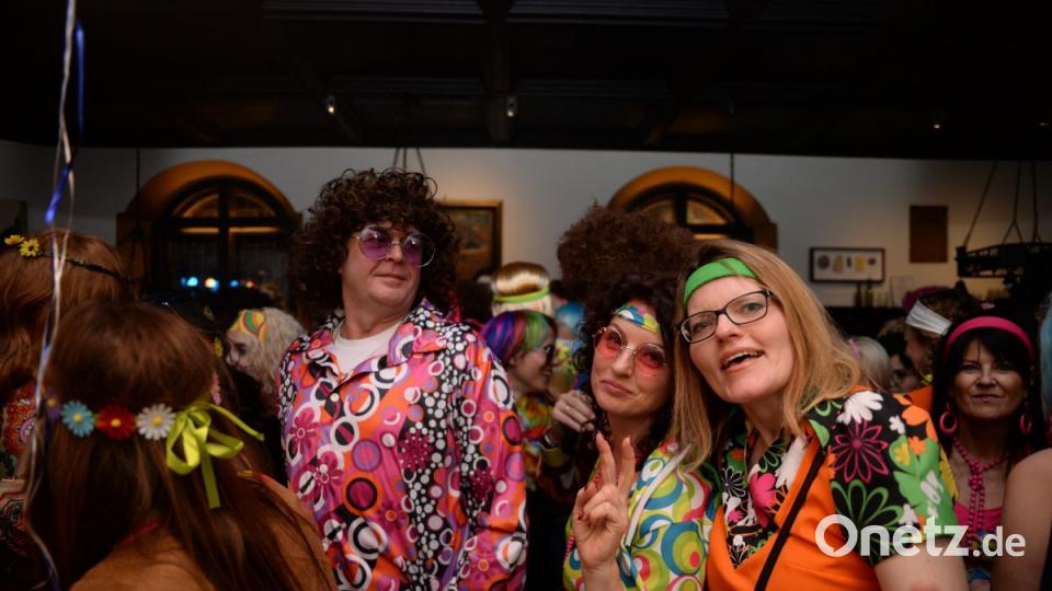 Mit Johnny Gold und DJ Tom durch die Partynacht in Amberg. Der Schlaghosenball brachte auch heuer wieder pure Partystimmung in das Casino Wirtshaus. Bild: brü