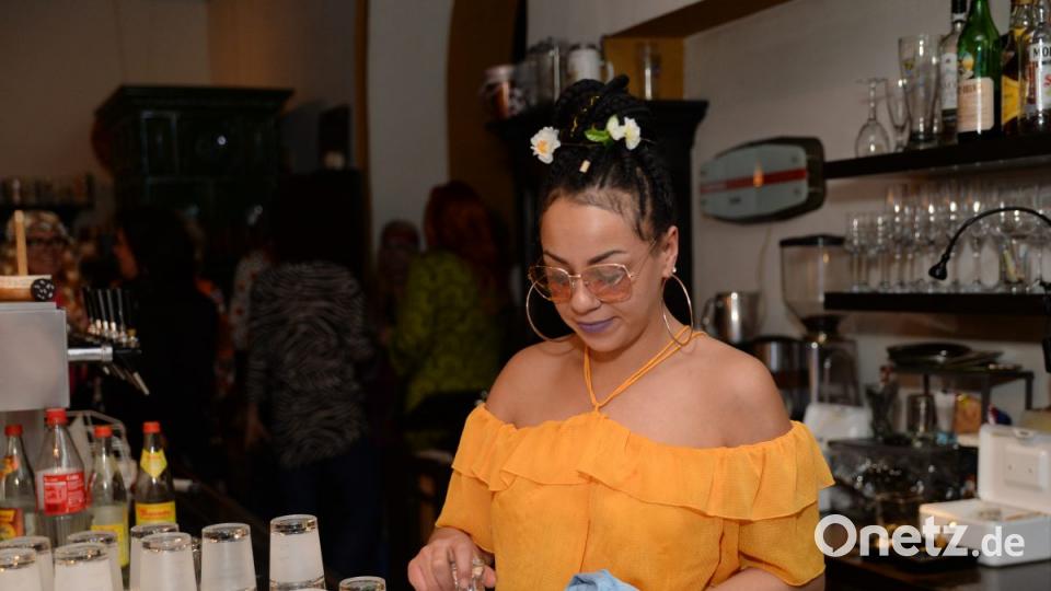 Mit Johnny Gold und DJ Tom durch die Partynacht in Amberg. Der Schlaghosenball brachte auch heuer wieder pure Partystimmung in das Casino Wirtshaus. Bild: brü