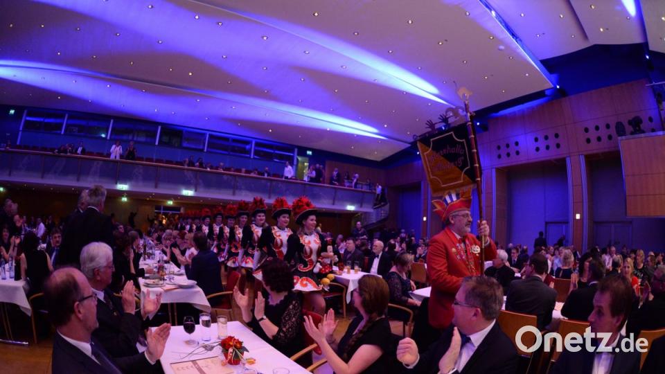 Auftritt der Narhalla Rot-Gelb Amberg beim Handwerkerball. Bild: brü