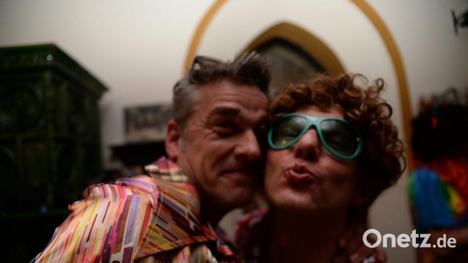 Mit Johnny Gold und DJ Tom durch die Partynacht in Amberg. Der Schlaghosenball brachte auch heuer wieder pure Partystimmung in das Casino Wirtshaus. Bild: brü