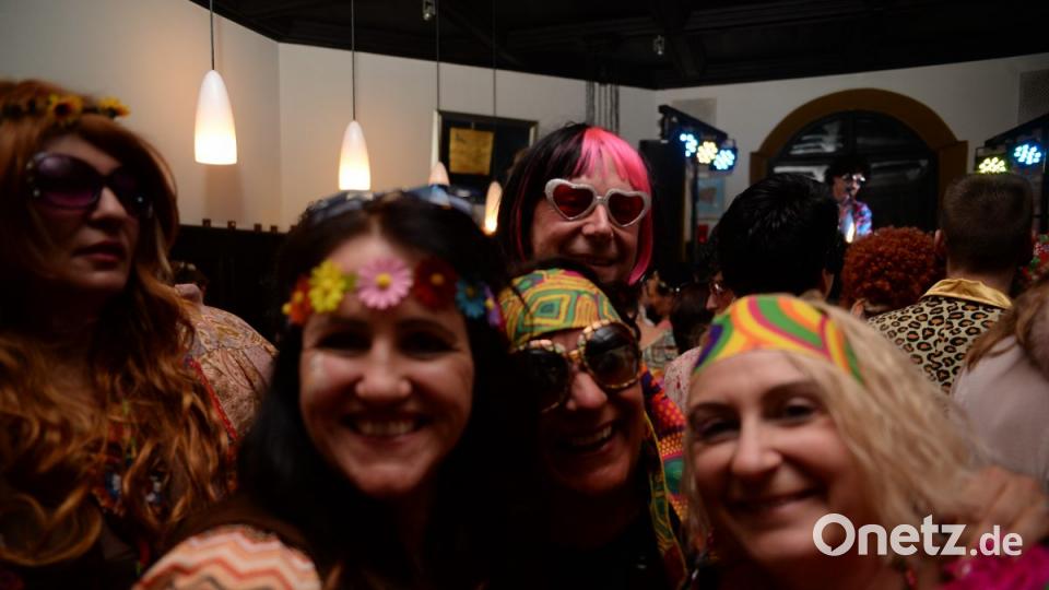 Mit Johnny Gold und DJ Tom durch die Partynacht in Amberg. Der Schlaghosenball brachte auch heuer wieder pure Partystimmung in das Casino Wirtshaus. Bild: brü