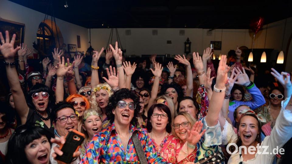 Mit Johnny Gold und DJ Tom durch die Partynacht in Amberg. Der Schlaghosenball brachte auch heuer wieder pure Partystimmung in das Casino Wirtshaus. Bild: brü