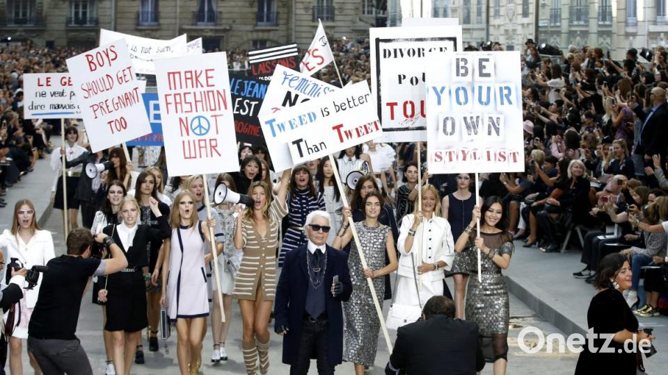 Karl Lagerfeld beherrschte die Kunst der großen Inszenierung. Foto: Christophe Karaba/EPA Bild: CHRISTOPHE KARABA