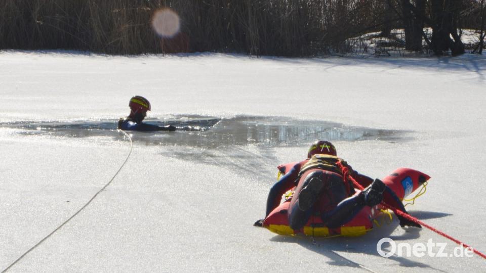 Auch Corbinian Kraus durfte das Gefühl erleben ins eiskalte Wasser einzutauchen und dann professionell gerettet werden. Schon ist Hilfe in Sicht. Bild: dob