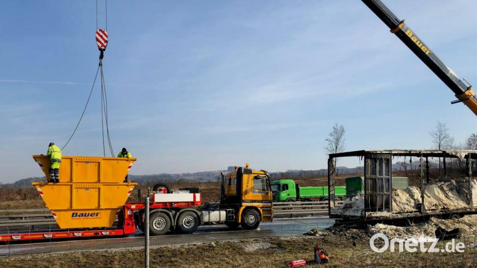 Gerade noch kann sich der LKW-Fahrer auf der A3 in Höhe Bogen im Landkreis Straubing auf den Seitenstreifen retten. Der Auflieger seines Fahrzeugs brannte. Bild: Alexander Auer