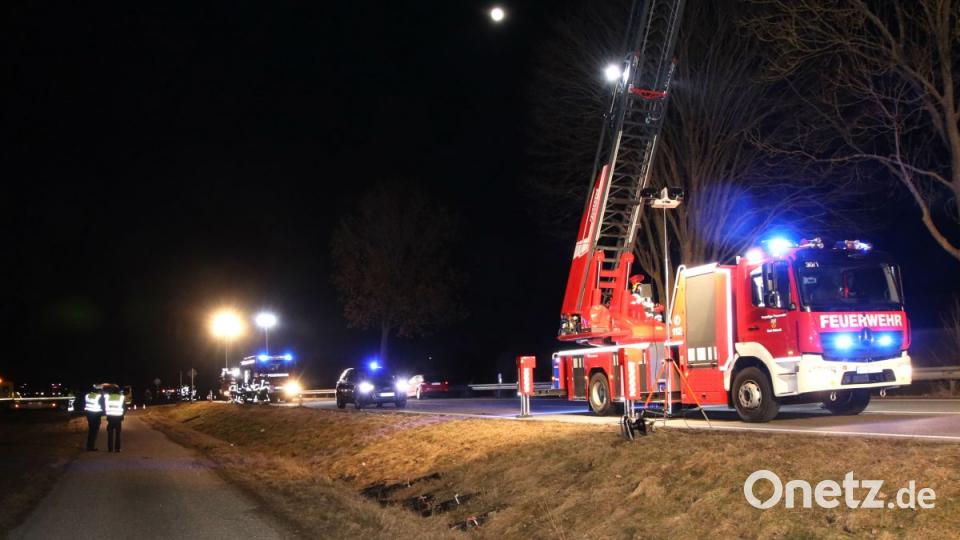 Auf der B16 bei Lengfeld im Landkreis Kelheim prallte am 18. Februar eine 38-Jährige mit ihrem Motorrad während eines Überholvorgangs in den Gegenverkehr. Die Frau kollidierte mit drei entgegenkommenden Pkw. Bild: Alexander Auer