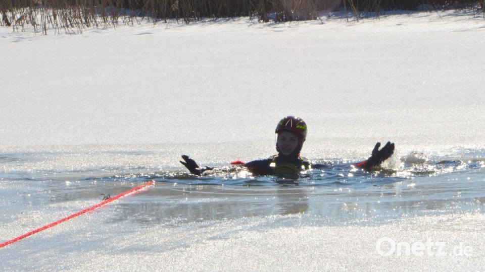 Die Hilferufe waren glücklicherweise nicht real. Die Wasserwacht-Ortsgruppe übte eine Eisrettung am Eglseeweiher. Hier braucht Julia Eger professionelle Hilfe. Bild: dob