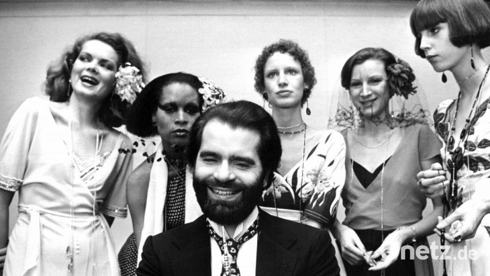 Karl Lagerfeld inmitten einiger Models im Jahr 1973. Bild: Willi Bertram