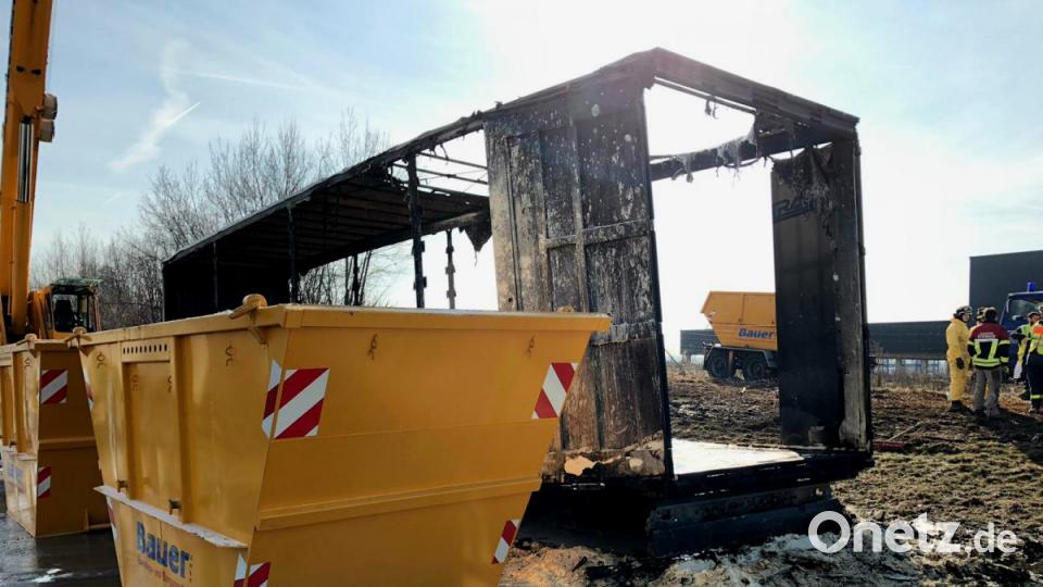 Gerade noch kann sich der LKW-Fahrer auf der A3 in Höhe Bogen im Landkreis Straubing auf den Seitenstreifen retten. Der Auflieger seines Fahrzeugs brannte. Bild: Alexander Auer