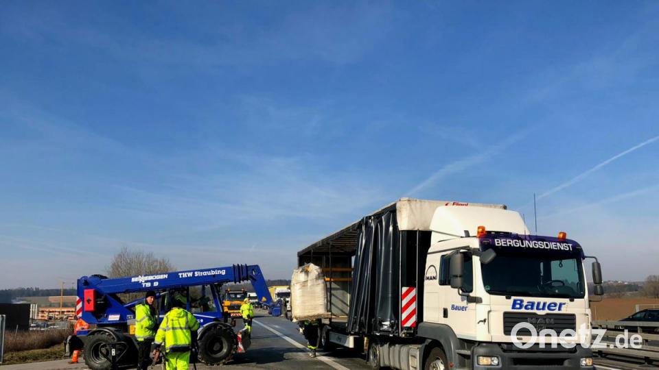 Gerade noch kann sich der LKW-Fahrer auf der A3 in Höhe Bogen im Landkreis Straubing auf den Seitenstreifen retten. Der Auflieger seines Fahrzeugs brannte. Bild: Alexander Auer