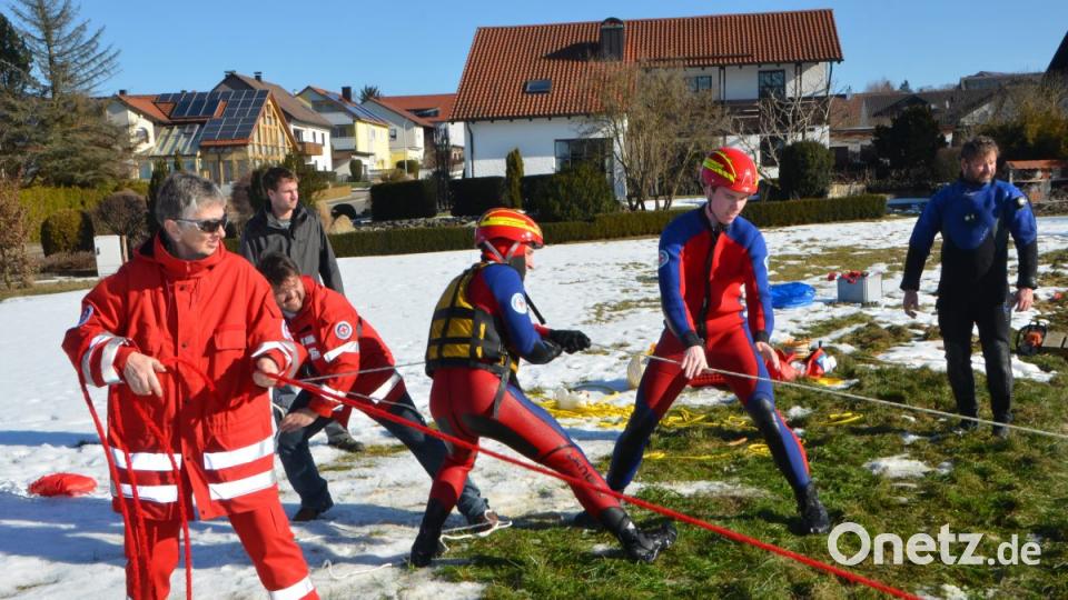 Am Ufer sicherten Wasserwachtkräfte den Trupp mit dem Eisrettungsschlitten. Bild: dob