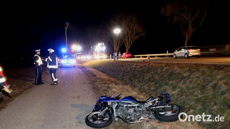 Auf der B16 bei Lengfeld im Landkreis Kelheim prallte am 18. Februar eine 38-Jährige mit ihrem Motorrad während eines Überholvorgangs in den Gegenverkehr. Die Frau kollidierte mit drei entgegenkommenden Pkw. Bild: Alexander Auer