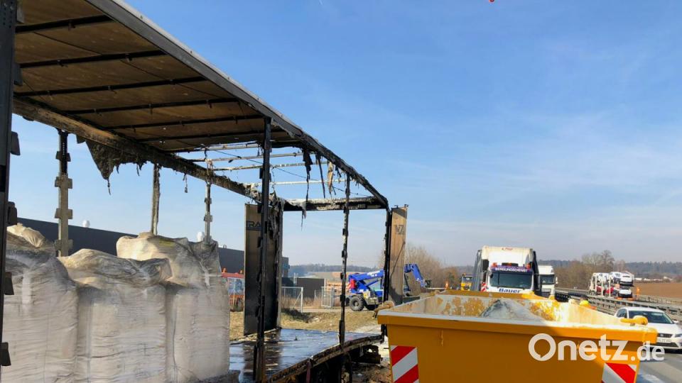 Gerade noch kann sich der LKW-Fahrer auf der A3 in Höhe Bogen im Landkreis Straubing auf den Seitenstreifen retten. Der Auflieger seines Fahrzeugs brannte. Bild: Alexander Auer