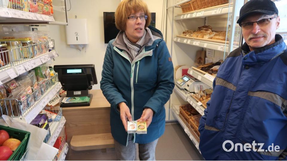 Der mobile Dorfladen der Steinwald Allianz: Jutta Dätterl und Karl-Heinz Meier Bild: Würth, Wolfgang