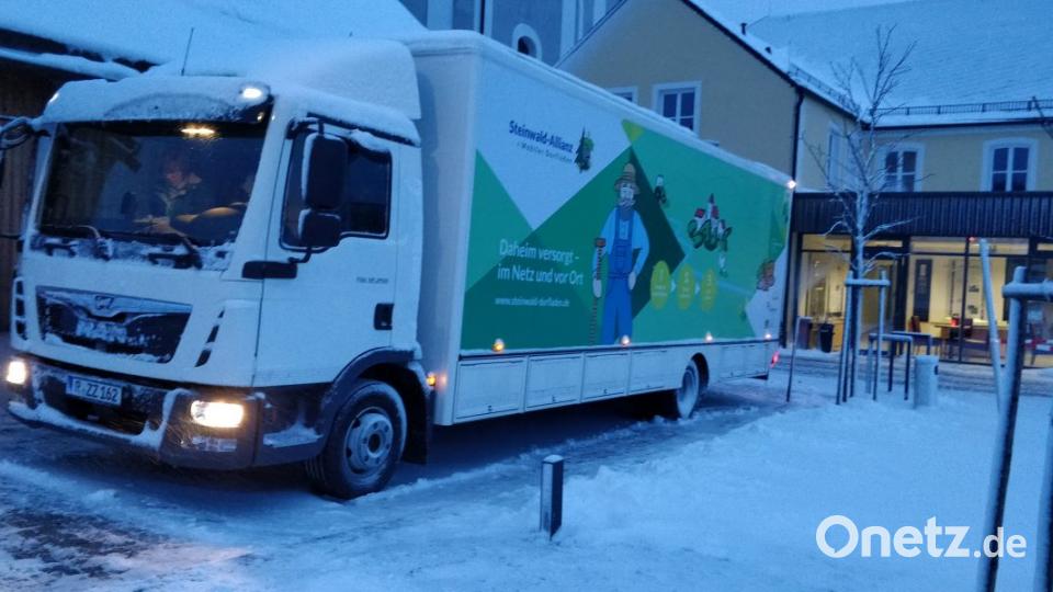 Der mobile Dorfladen der Steinwald Allianz: Es ist noch nicht ganz hell, wenn sich der mobile Dorfladen auf seine Tour vorbereitet Bild: Würth, Wolfgang