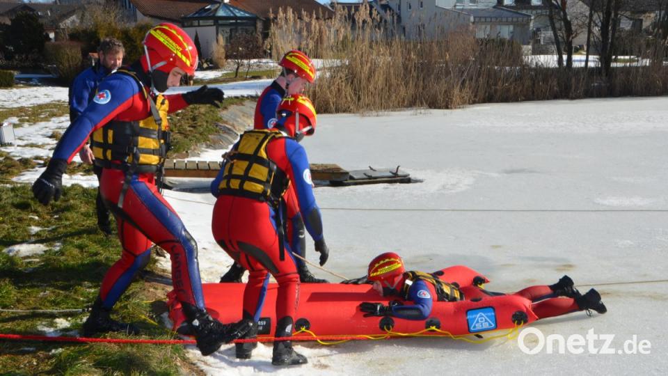 Jetzt heißt es zupacken und den Abgetauchten an Land zu ziehen. Bild: dob