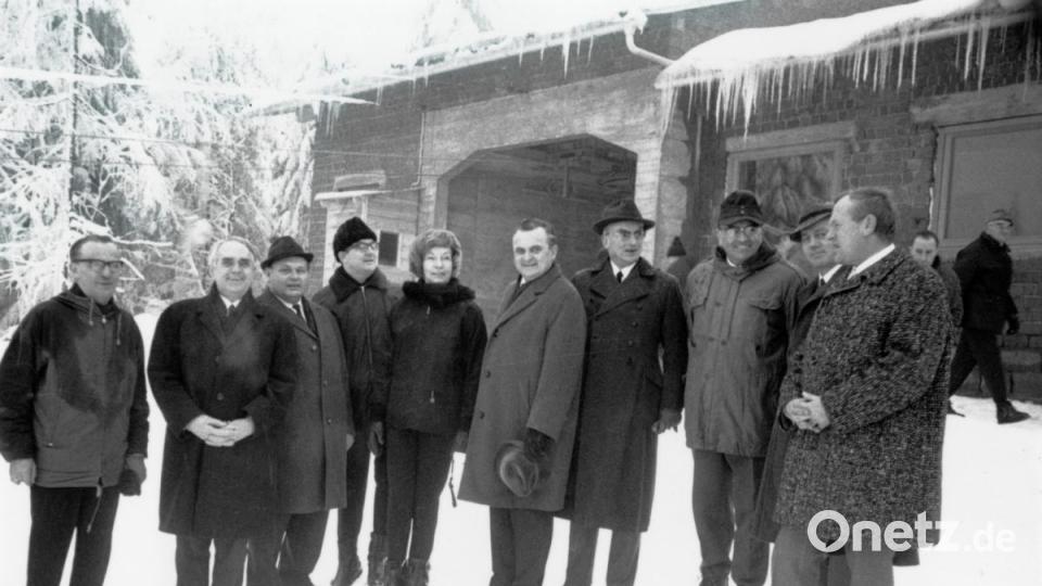50 Jahre Klausenlift Mehlmeisel. Viel Prominenz war bei der umjubelten Einweihung des Klausenlifts zugegen, unter anderem der ehemalige Bürgermeister Richard Fischer (rechts), der ehemalige Forstamtsleiter von Fichtelberg Johann Rehrl (Zweiter von rechts) und der ehemalige Landrat Valentin Kuhbandner (Dritter von links). Bild: repro Josef Wiche
