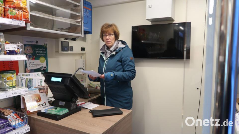 Der mobile Dorfladen der Steinwald Allianz: Jutta Dötterl hinter der Kasse. Bild: Würth, Wolfgang