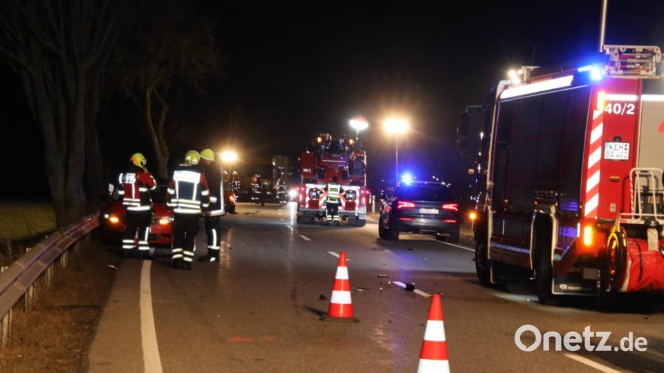 Auf der B16 bei Lengfeld im Landkreis Kelheim prallte am 18. Februar eine 38-Jährige mit ihrem Motorrad während eines Überholvorgangs in den Gegenverkehr. Die Frau kollidierte mit drei entgegenkommenden Pkw. Bild: Alexander Auer