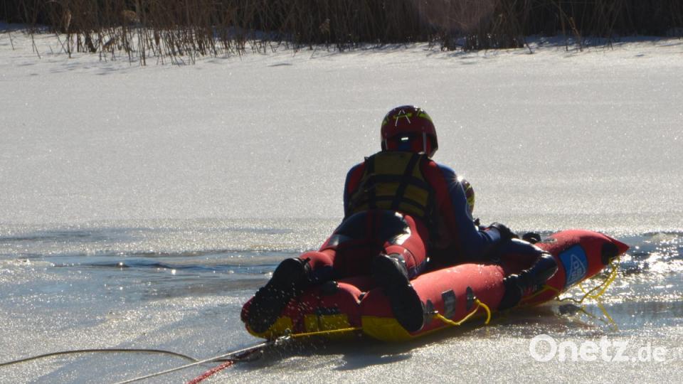 Mit dem Eisrettungsschlitten naht Hilfe. Bild: dob