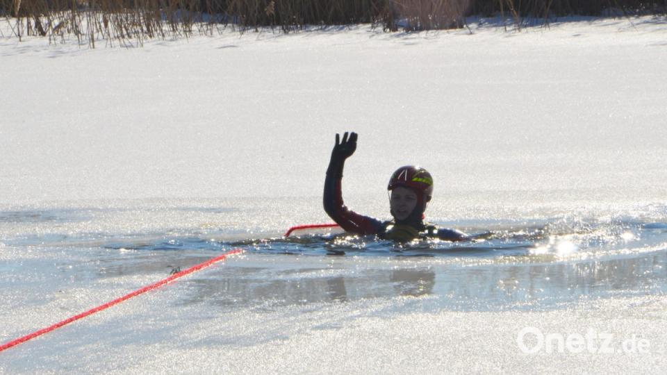 Die Hilferufe waren glücklicherweise nicht real. Die Wasserwacht-Ortsgruppe übte eine Eisrettung am Eglseeweiher. Hier braucht Julia Eger professionelle Hilfe. Bild: dob