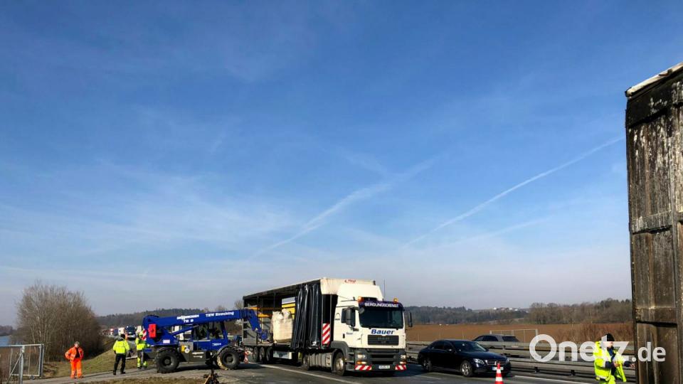 Gerade noch kann sich der LKW-Fahrer auf der A3 in Höhe Bogen im Landkreis Straubing auf den Seitenstreifen retten. Der Auflieger seines Fahrzeugs brannte. Bild: Alexander Auer