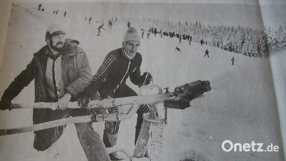 50 Jahre Klausenlift Mehlmeisel.Wenn die weiße Pracht einmal ausgeblieben ist, behalf man sich schon seinerzeit einfach mit leistungsfähigen „Beschneiungsanlagen“. Bild: gis