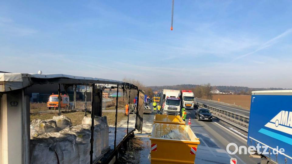 Gerade noch kann sich der LKW-Fahrer auf der A3 in Höhe Bogen im Landkreis Straubing auf den Seitenstreifen retten. Der Auflieger seines Fahrzeugs brannte. Bild: Alexander Auer
