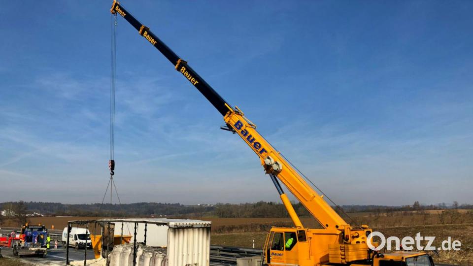 Gerade noch konnte sich der LKW-Fahrer auf den Seitenstreifen retten. Der Auflieger seines Fahrzeugs brannte. Ein Kran hob den ausgebrannten Auflieger auf einen Tieflader um, der ihn schließlich abtransportierte. Bild: Alexander Auer