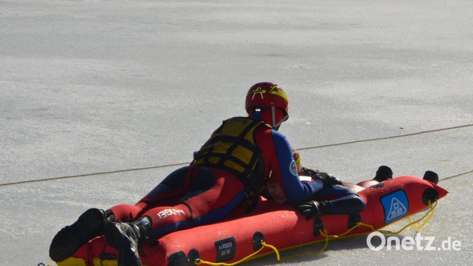 Mit dem Eisrettungsschlitten naht Hilfe. Bild: dob