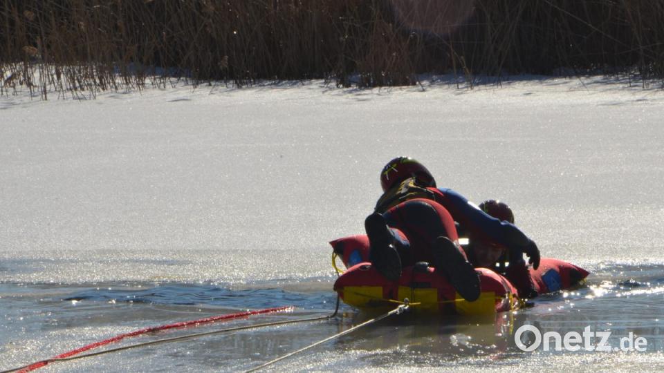 Mit dem Eisrettungsschlitten naht Hilfe. Bild: dob