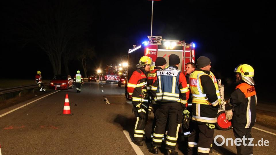 Auf der B16 bei Lengfeld im Landkreis Kelheim prallte am 18. Februar eine 38-Jährige mit ihrem Motorrad während eines Überholvorgangs in den Gegenverkehr. Die Frau kollidierte mit drei entgegenkommenden Pkw. Bild: Alexander Auer