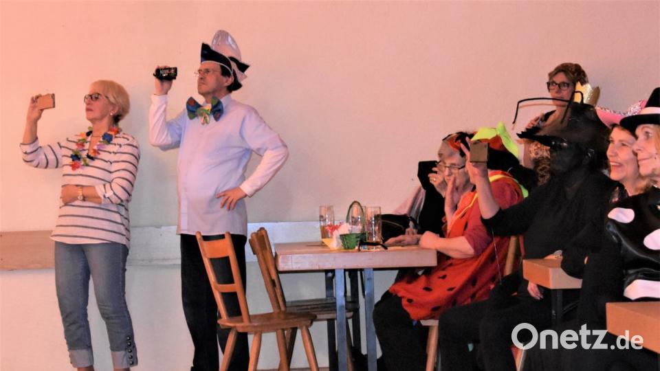 Frauenbund Fasching im Jugendheim Grafenwöhr. Pfarrer Bernhard Müller dokumentiert den Spaß. Bild: rgr