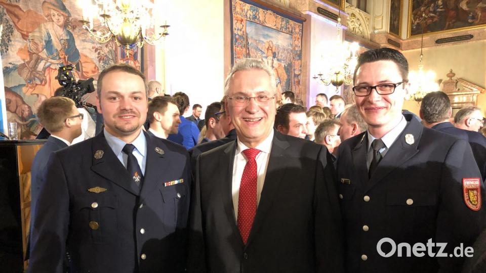 Benjamin Weiß (1. Kommandant Feuerwehr Lintach) links und Kreisbrandmeister Armin Daubenmerkl rechts mit Innenminister Joachim Herrmann Bild: egl
