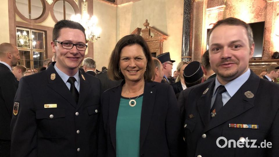 Benjamin Weiß (1. Kommandant Feuerwehr Lintach) links und Kreisbrandmeister Armin Daubenmerkl rechts mit Landtagspräsidentin Ilse Aigner Bild: egl