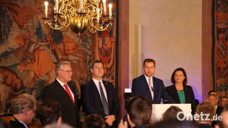 Innenminister Joachim Hermann (von links), Ministerpräsident Markus Söder, Staatssekretär Stephan Mayer und Landtagspräsidentin Ilse Aigner danken 1400 Helfern in München. Bild: egl