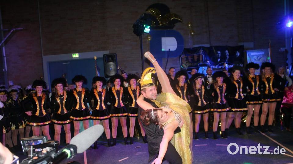 Verena I. und Dominik I. fegen über die Bühne. Bild: sne