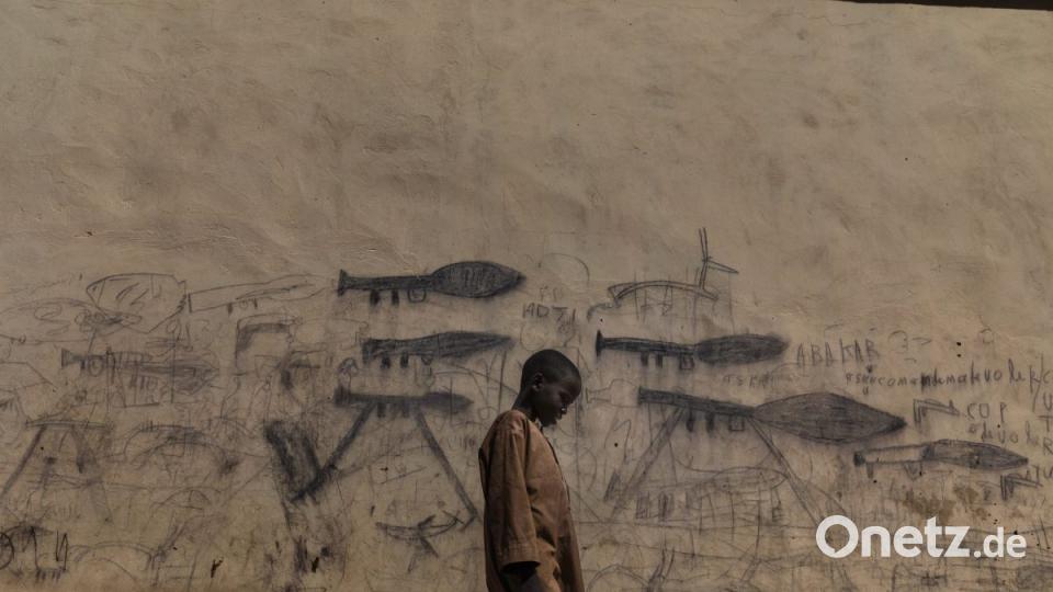 Tschad, Boll: Dieses von World Press Photo zur Verfügung gestellte Foto von Marco Gualazzini zeigt ein Weisenkind einer Flüchtlingsgruppe am Tschadsee, das vor einer mit Waffenzeichnungen bemalten Wand läuft. Die Jury des renommierten Wettbewerbes World Press Photo hat sechs Fotografen für das beste Pressefoto des Jahres nominiert. Die Sieger werden im April bekannt gegeben. Bild: Marco Gualazzini/World Press Photo 2019/Contrasto/dpa