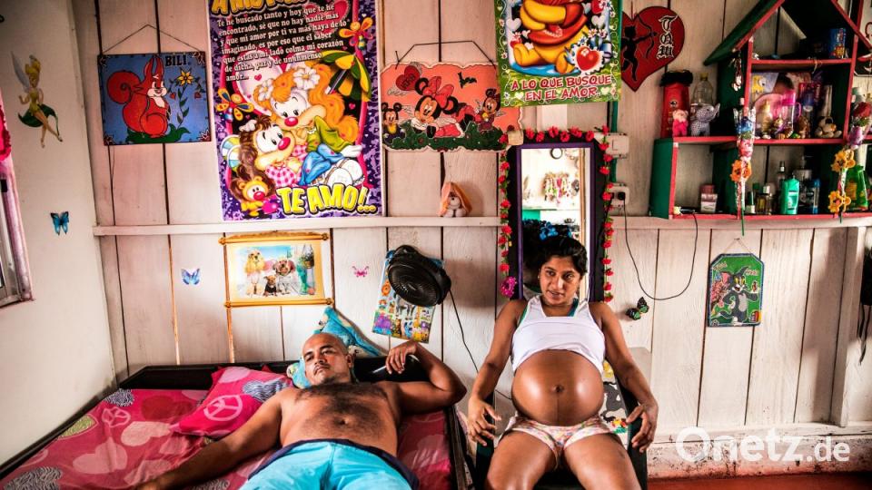 Kolumbien: Dieses von World Press Photo zur Verfügung gestellte Foto von Catalina Martin-Chico zeigt die schwangere Yorladis und ihren Partner in ihrer Unterkunft in einem Flüchtlingslager von Colinas. Die Jury des renommierten Wettbewerbes World Press Photo hat neben Martin-Chico fünf weitere Fotografen für das beste Pressefoto des Jahres nominiert. Die Sieger werden im April bekannt gegeben. Bild: Catalina Martin-Chico/World Press Photo/Chico Panos/dpa