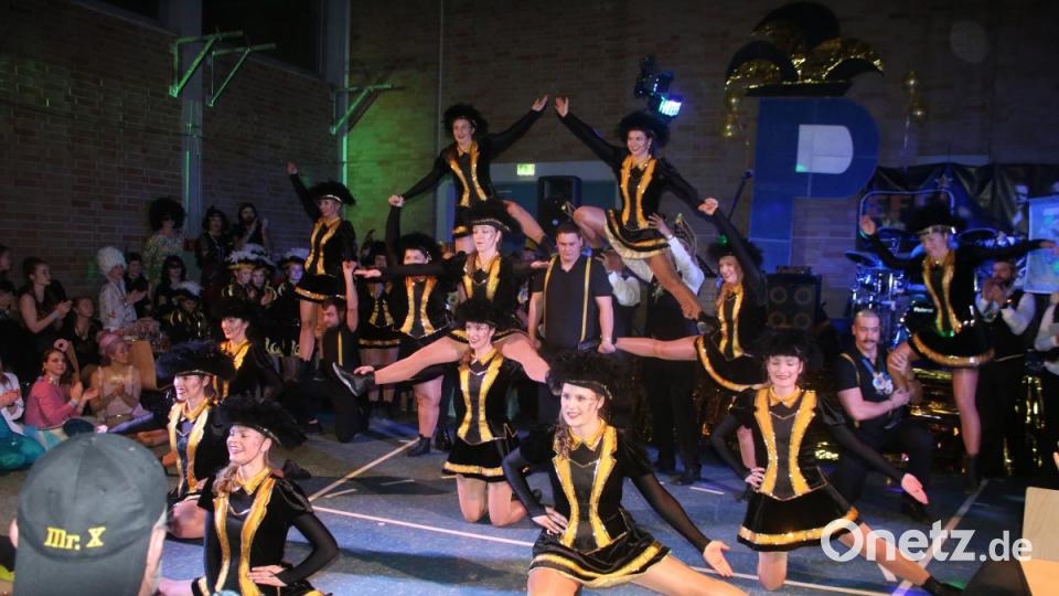 Die Prinzengarde rockt die Halle. Bild: sne