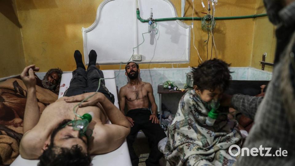 Syrien, Al-Shifunieh: Dieses von World Press Photo zur Verfügung gestellte Foto von Mohammed Badra zeigt vier Personen, die nach einem Giftgasangriff behandelt werden. Die Jury des renommierten Wettbewerbes World Press Photo hat neben Badra fünf weitere Fotografen für das beste Pressefoto des Jahres nominiert. Die Sieger werden im April bekannt gegeben. Bild: Mohammed Badra/World Press Photo 2019/EPA/EFE/dpa