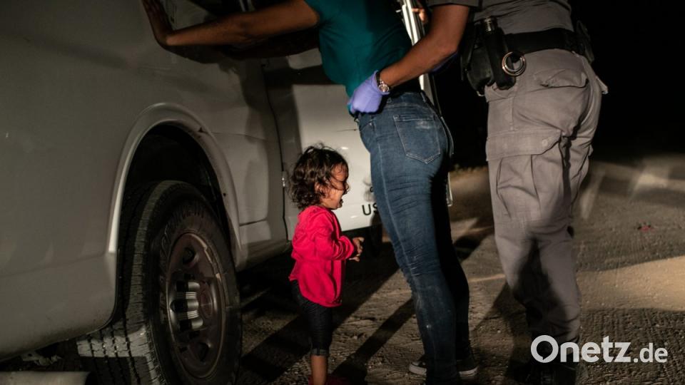 USA, MacAllen: Dieses von World Press Photo zur Verfügung gestellte Foto von John Moore zeigt ein zweijähriges honduranisches Mädchen, das an der Grenze zu Mexiko festgehalten wird und seine Eltern sucht. Die Jury des renommierten Wettbewerbes World Press Photo hat neben Moore fünf weitere Fotografen für das beste Pressefoto des Jahres nominiert. Die Sieger werden im April bekannt gegeben. Bild: John Moore/World Press Photo 2019/Getty Images/dpa