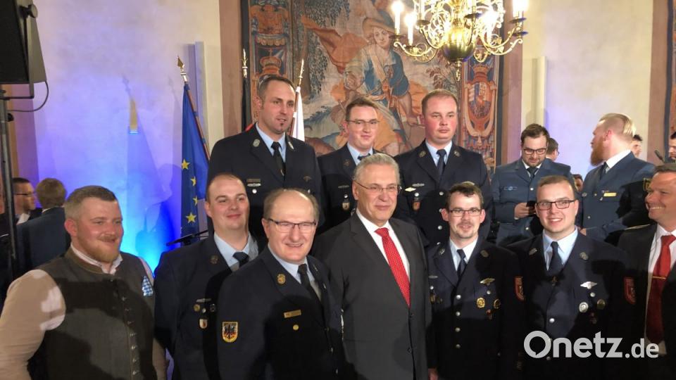 Ein Teil der Feuerwehrleute aus dem Landkreis Amberg-Sulzbach mit Innenminister Joachim Herrmann. Bild: egl