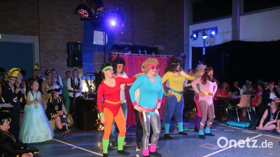 Das Männerballett bringt alle zum Lachen. Bild: sne