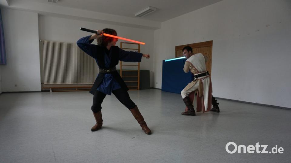 Lichtschertduell in der Turnhalle in Loibling, wo die Jedi-Academy Cham trainiert. Bild: Julian Trager